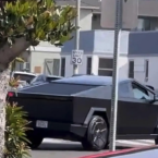 Lộ diện xe điện Tesla Cybertruck đen mờ vi vu trên phố