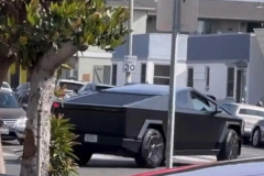 Lộ diện xe điện Tesla Cybertruck đen mờ vi vu trên phố