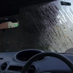 Bí quyết xử lý kính ô tô bị mờ khi lái xe trời mưa và sương mù