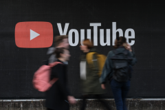 Hơn 15% giới trẻ Mỹ sử dụng YouTube hoặc TikTok liên tục trong ngày