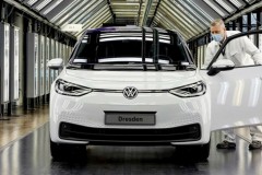 Volkswagen ‘hụt hơi’, sẵn sàng cắt giảm nhân sự để cạnh tranh xe điện với Tesla, BYD