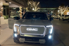 Lộ diện 2024 GMC Sierra EV Denali đầu tiên trên phố