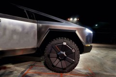 Ốp la-zăng bán tải điện Tesla Cybertruck gây hư hỏng lốp xe nghiêm trọng