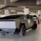 Cận cảnh hệ thống đánh lái bánh sau trên bán tải điện Tesla Cybertruck