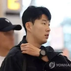 Cầu thủ Tottenham Son Heung-min xuất hiện cùng với Galaxy Watch 6 Classic tại sân bay