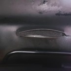 Giải đáp vết rạch dưới ghế phụ trên xe khi mới mua