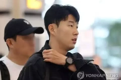 Cầu thủ Tottenham Son Heung-min xuất hiện cùng với Galaxy Watch 6 Classic tại sân bay