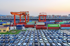 Mỹ hoãn áp dụng thuế nhập khẩu xe điện và pin Trung Quốc