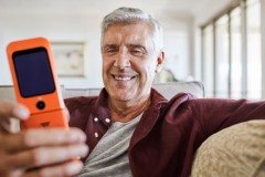 Consumer Cellular ra mắt SpeakEasy dành cho người trên 75 tuổi với hai mẫu điện thoại đặc biệt