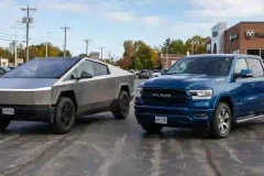 So sánh chi phí sạc Tesla Cybertruck và đổ xăng Ram 1500