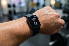 Liên minh châu Âu bổ sung miễn trừ cho quy định về pin có thể tháo rời cho smartwatch, thiết bị theo dõi sức khỏe và tai nghe