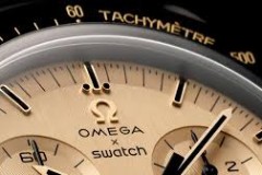 Swatch ra mắt MoonSwatch vàng kỷ niệm 50 năm ngày đầu tiên con người đặt chân lên mặt trăng