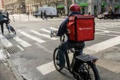 Người giao hàng tại New York nhận thêm 104 triệu USD tiền tip nhờ luật mới