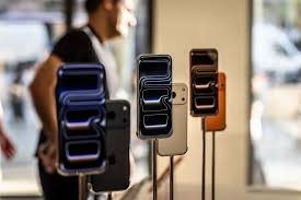 Google và Apple đối đầu với EU về tương lai của trợ lý AI