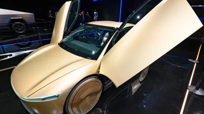 Tesla ra mắt Cybercab nhưng đang bị điều tra về an toàn