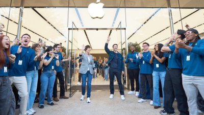 iPhone Duo, iPhone màn hình gập đầu tiên của Apple, lên kệ toàn cầu