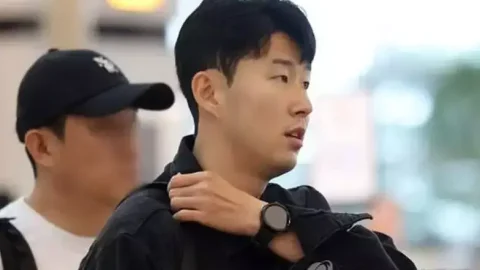 Cầu thủ Tottenham Son Heung-min xuất hiện cùng với Galaxy Watch 6 Classic tại sân bay