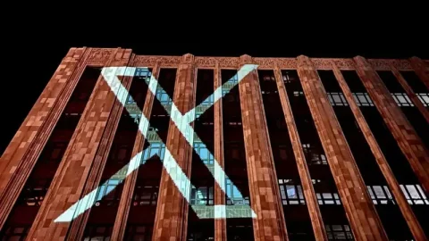 Elon Musk xóa sổ logo "Chim xanh" huyền thoại đổi thành “X”