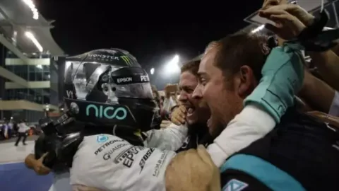 Nico Rosberg lần đầu giành chức vô địch tại mùa giải Công thức 1 năm 2016