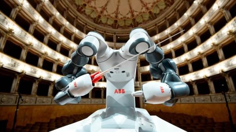 Robot công nghiệp là gì? Ứng dụng của Robot công nghiệp trong lắp ráp, sản xuất