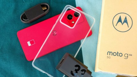 Mở hộp Motorola Moto G84, điện thoại tầm trung với màu PANTON cá tính, chỉ từ 5,8 triệu đồng