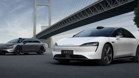 Huawei xoay trục sang thị trường EV, tham vọng đánh bật Tesla với sedan Luxeed S7 vừa ra mắt