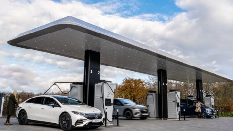 Mercedes khai trương trạm sạc điện độc quyền tại Châu Âu