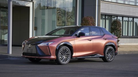 Lexus RZ 300e ra mắt, phiên bản FWD của RZ 450e, phạm vi hoạt động 599 km