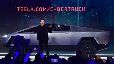 Tesla là nhà sản xuất xe điện hàng đầu thế giới năm 2023