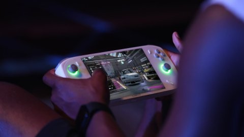 Máy chơi game cầm tay Aokzoe A2 ra mắt với Ryzen 7 7840U, 32GB RAM hỗ trợ Ray Tracing