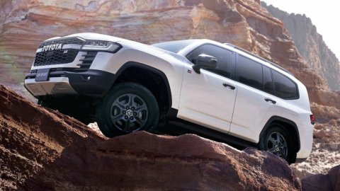 Toyota ngừng giao Land Cruiser, Hilux và nhiều mẫu xe khác do gian lận dữ liệu động cơ