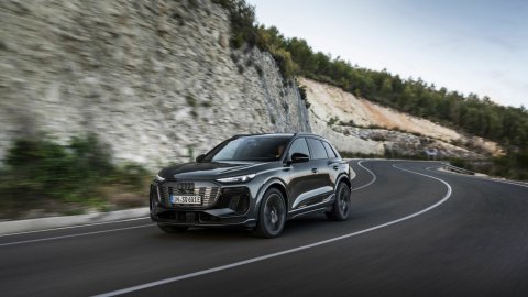 Cận cảnh Audi Q6 và SQ6 e-tron 2025 vừa ra mắt, chung nền tảng Porsche Macan EV