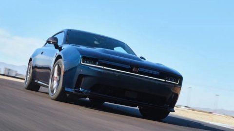 Stellantis bắt đầu thử nghiệm pin thể rắn trên mẫu xe điện Dodge Charger