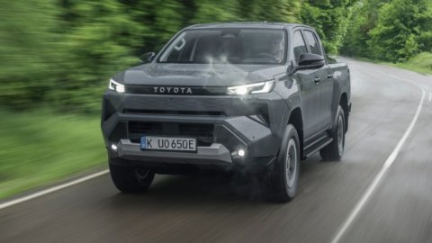 Toyota ra mắt mẫu xe bán tải điện hoàn toàn đầu tiên với thiết kế mạnh mẽ