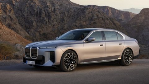 BMW điều chỉnh dự báo lợi nhuận do căng thẳng địa chính trị