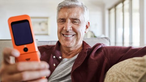 Consumer Cellular ra mắt SpeakEasy dành cho người trên 75 tuổi với hai mẫu điện thoại đặc biệt