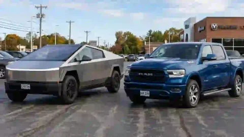 So sánh chi phí sạc Tesla Cybertruck và đổ xăng Ram 1500