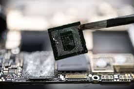 Chỉ số Nasdaq 100 gần đến ngưỡng điều chỉnh khi cổ phiếu bán dẫn giảm mạnh