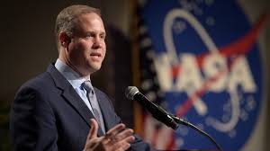 Cựu giám đốc NASA đặt câu hỏi về kế hoạch hạ cánh trên mặt trăng của Artemis
