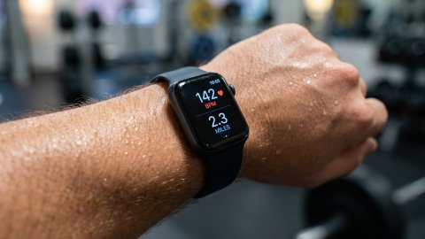 Liên minh châu Âu bổ sung miễn trừ cho quy định về pin có thể tháo rời cho smartwatch, thiết bị theo dõi sức khỏe và tai nghe
