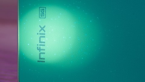 Mở hộp Infinix Hot 70 Pro: thiết kế ấn tượng và tính năng độc đáo