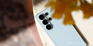 Rò rỉ thông tin về dòng Galaxy S27 với thiết kế giống iPhone và camera mới