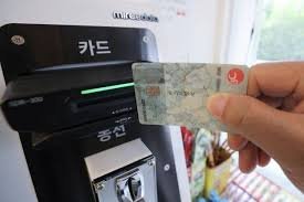 Tăng lãi suất khiến chi phí tài chính gia tăng, thẻ tín dụng có nguy cơ biến mất