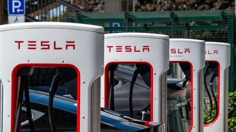 Chủ xe Tesla thử nghiệm Supercharger trên hành trình 700 dặm