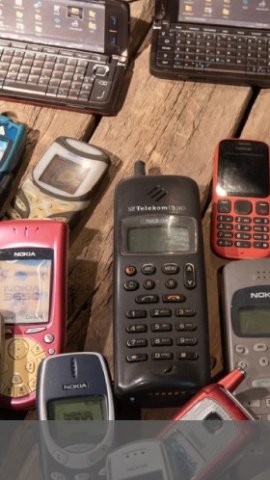 Nhiều người vẫn sử dụng điện thoại cơ bản trong thời đại smartphone