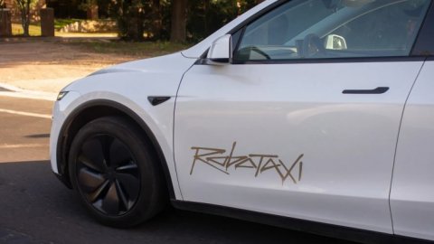 Số lượng taxi tự lái Tesla tăng vọt trước thềm ra mắt Cybercab