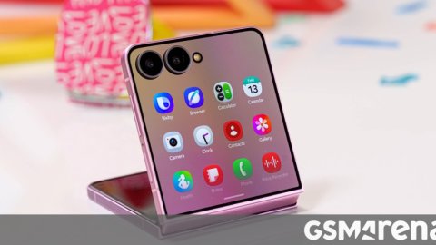 Trên tay Samsung Galaxy Z Flip8: Thiết kế mới, hiệu năng mạnh mẽ