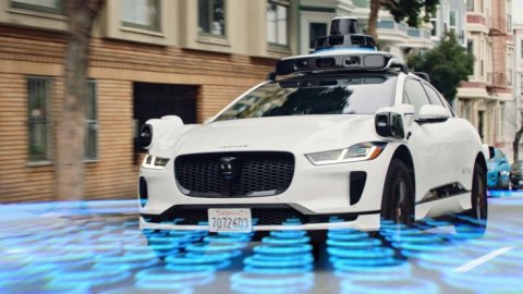 Waymo chỉ trích chiến lược của Tesla trong cuộc đua xe tự lái