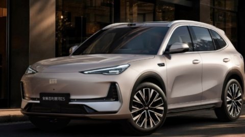 Geely EX5 bản cầu sau: mạnh 329 hp, nền 800V, chạy 635 km