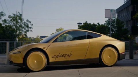 Tesla ra mắt Cybercab không vô lăng nhưng vẫn cần sự can thiệp của con người
